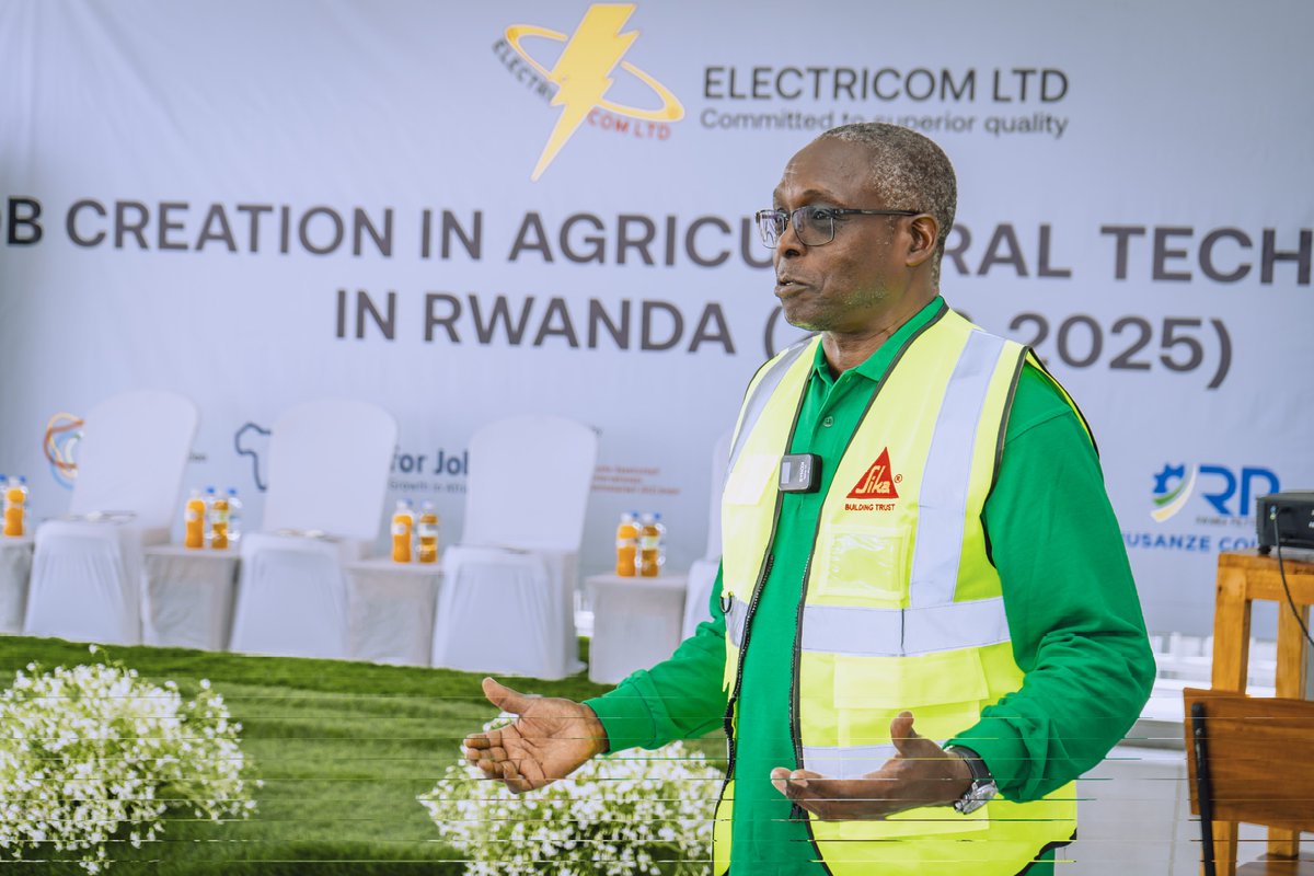 ZacharieNDAYIS5's tweet image. In his remarks, the CEO of @Electricom_ltd_ , Mr. Fidel Claude Karimunda, highlighted that their goal of training over 200 people within three years (2022–2025) has now been fully achieved 🎉👏
A strong testament to their commitment to building Rwanda’s #AgriTechSkills base.