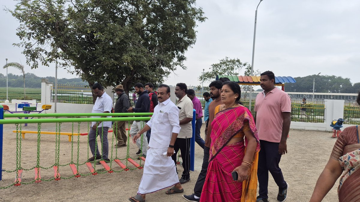 ஒசூர் மாநகராட்சிக்குட்பட்ட இராமநாயக்கன் ஏரியில் புதிதாக அமைக்கப்பட்டுள்ள பூங்காவினை, நானும் மாமன்ற உறுப்பினர்கள் மற்றும் மாநகராட்சி அலுவலர்களுடன் ஆய்வு மேற்கொண்டேன். 
#Hosur #Dmk #Mayorsathya #sathyamayor #HosurcityDMK #DMKMeeting #hosurcorporation #hosurcitycorporation
