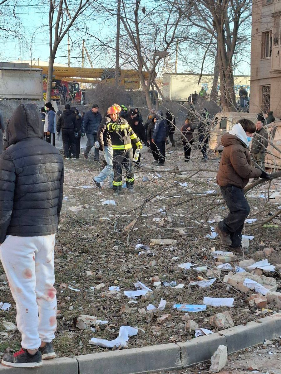Діти в Тернополі розбирають завали... морок