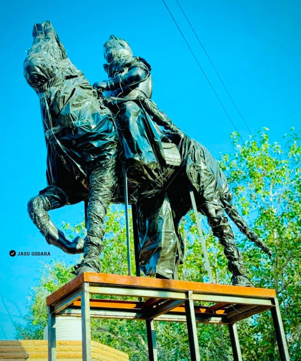 #महाराजा_सूरजमल इतिहास में हिन्दूरक्षक, धर्मरक्षक कि उपाधियों से सुशोभित हैं, जिन्होंने रक्षा मे अपने प्राणो कि आहुति दे दी।
फिर आज ये कौन लोग हैं?
जो खुद को हिन्दू भी कहते है
हिन्दू राष्ट्र बनाना है
हिंदुत्व के लडा़ई लड़ते है
लेकिन महाराजा सूरजमल कि मूर्ति का विरोध कर रहे हैं🤷🏻‍♀️