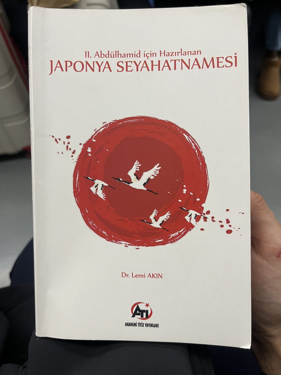meryembdogan's tweet photo. Şimdi sıra Japonya’da. 1895’te Rusça yazan Mösyö Gladni, 135 yıl önceki Japonya’dan bahsediyor. Bu irtibatı seviyorum çünkü bazen kendimi yanında buluveriyor; Goethe ile Napoli sokaklarını geziyorum. https://t.co/Sj3auzbrVm