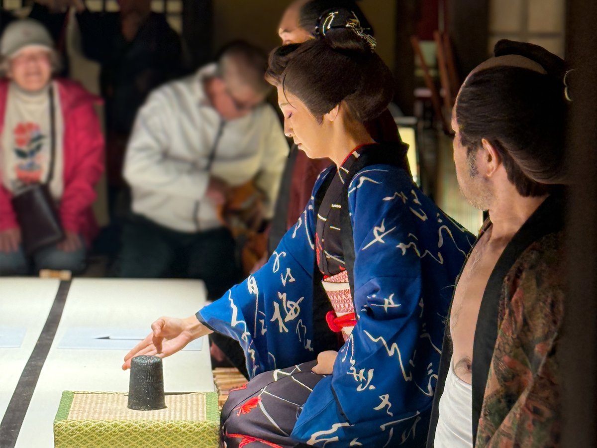 penq_inc's tweet photo. 弊社でサイト制作を担当させていただいた太秦映画村さんの夜のイベント「太秦江戸酒場〜色づく花魁の夢〜」へ参加させていただきました🍁

江戸にタイムスリップしたかのような臨場感で文化を体験。特に丁半博打は大盛り上がりでした✨

とても楽しい時間を過ごすことができました！ https://t.co/ZLNbQyPHE7