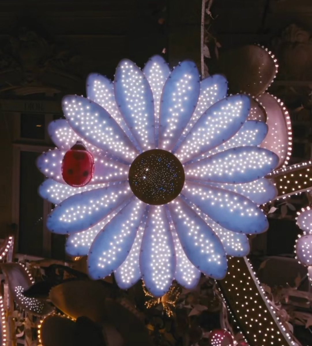 liasagan's tweet image. Le groupe LVMH a décidé que Dior allait s’approprier la coccinelle 🐞 pour la décliner en bijoux et broches haut de gamme destinés au marché chinois, à des prix équivalant à un ou deux ans de loyer.

Faute d’avoir pu acquérir &quot;Vendôme&quot;, ils souhaitent déposer la marque #LadyBug…