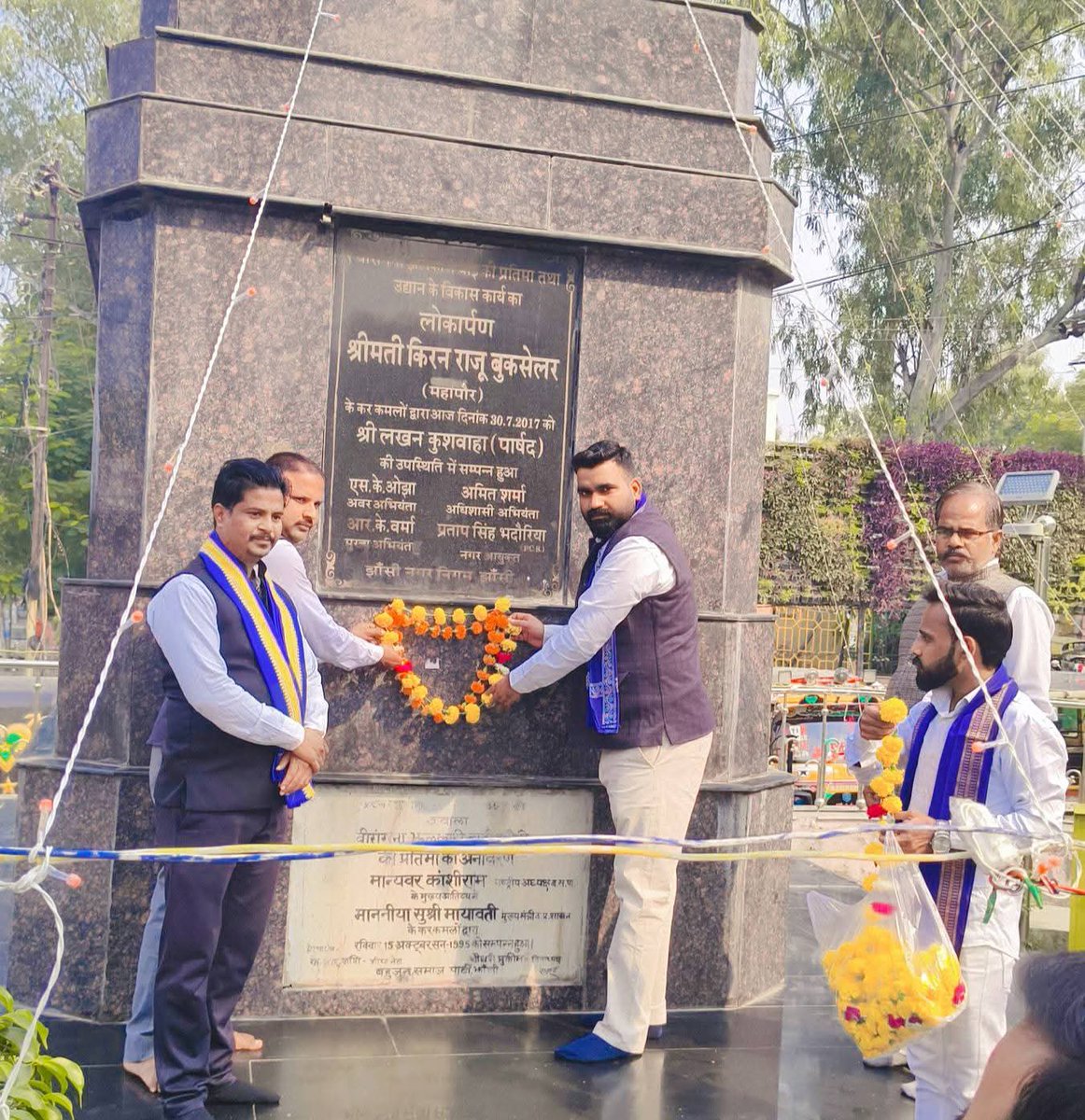 Drkuldeepbhargv's tweet image. आज झाँसी पहुँचते ही, कार्यक्रम में जाने से पूर्व
वीरांगना झलकारी बाई जी तथा परमपूज्य बाबा साहेब डॉ. भीमराव आम्बेडकर जी की प्रतिमाओं पर माल्यार्पण कर विनम्र नमन किया।