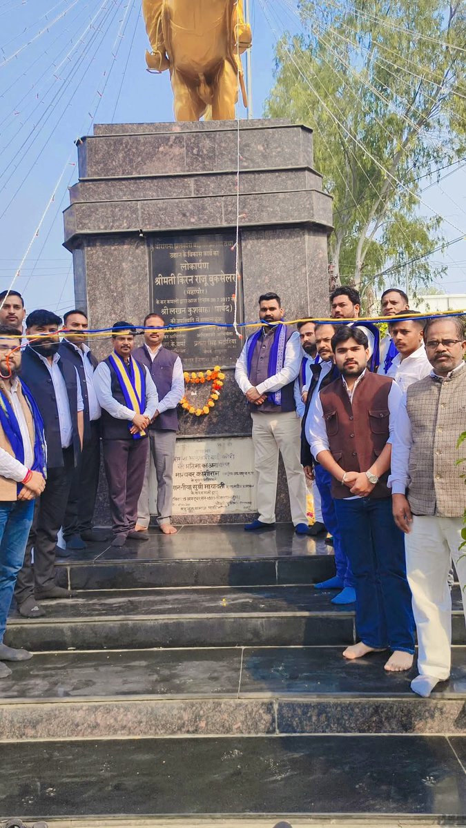 Drkuldeepbhargv's tweet image. आज झाँसी पहुँचते ही, कार्यक्रम में जाने से पूर्व
वीरांगना झलकारी बाई जी तथा परमपूज्य बाबा साहेब डॉ. भीमराव आम्बेडकर जी की प्रतिमाओं पर माल्यार्पण कर विनम्र नमन किया।