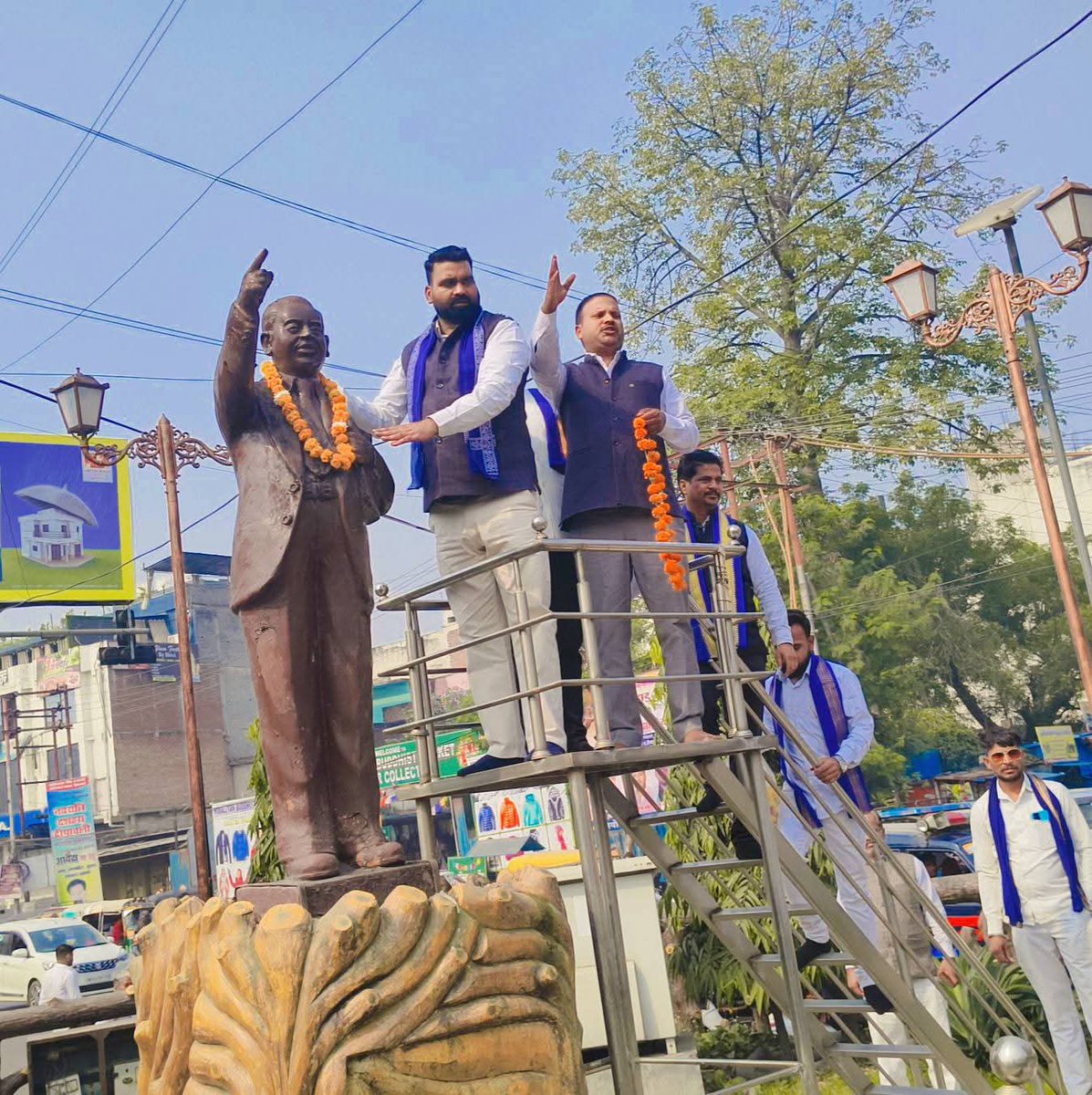 Drkuldeepbhargv's tweet image. आज झाँसी पहुँचते ही, कार्यक्रम में जाने से पूर्व
वीरांगना झलकारी बाई जी तथा परमपूज्य बाबा साहेब डॉ. भीमराव आम्बेडकर जी की प्रतिमाओं पर माल्यार्पण कर विनम्र नमन किया।