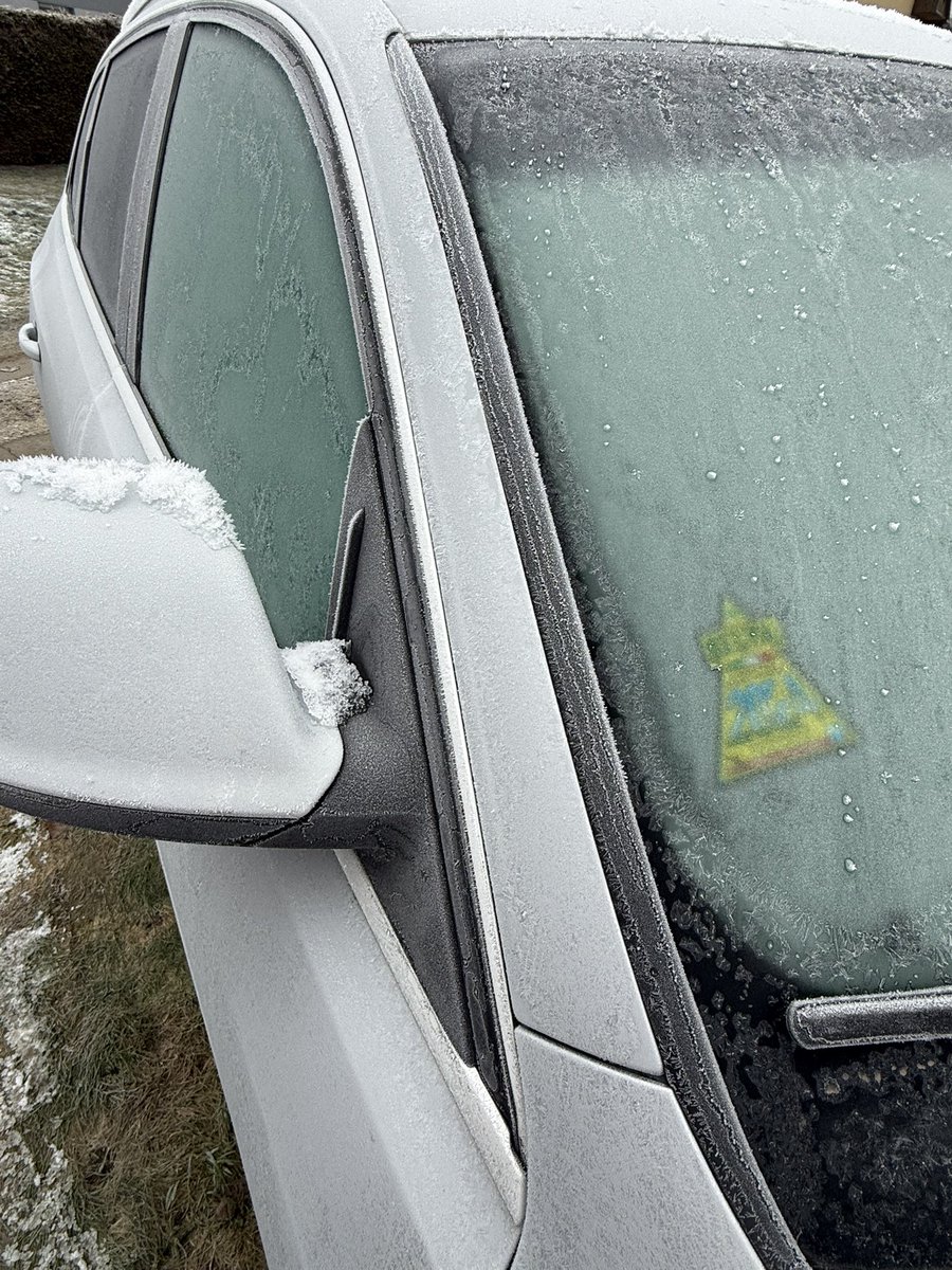 mojetesla's tweet photo. Tohle mi s elektroauty neznáme škrabat auto #mojetesla #snih https://t.co/9blE034ESA