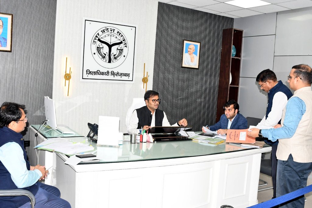 dm_firozabad's tweet image. सर्किल दर सूची के पुनरीक्षण के संबंध में जिलाधिकारी @RameshRanjanIAS 
ने बैठक कर संबंधित अधिकारियों को आवश्यक दिशा-निर्देश प्रदान किए। @UPGovt @CMOfficeUP @ChiefSecyUP @InfoDeptUP