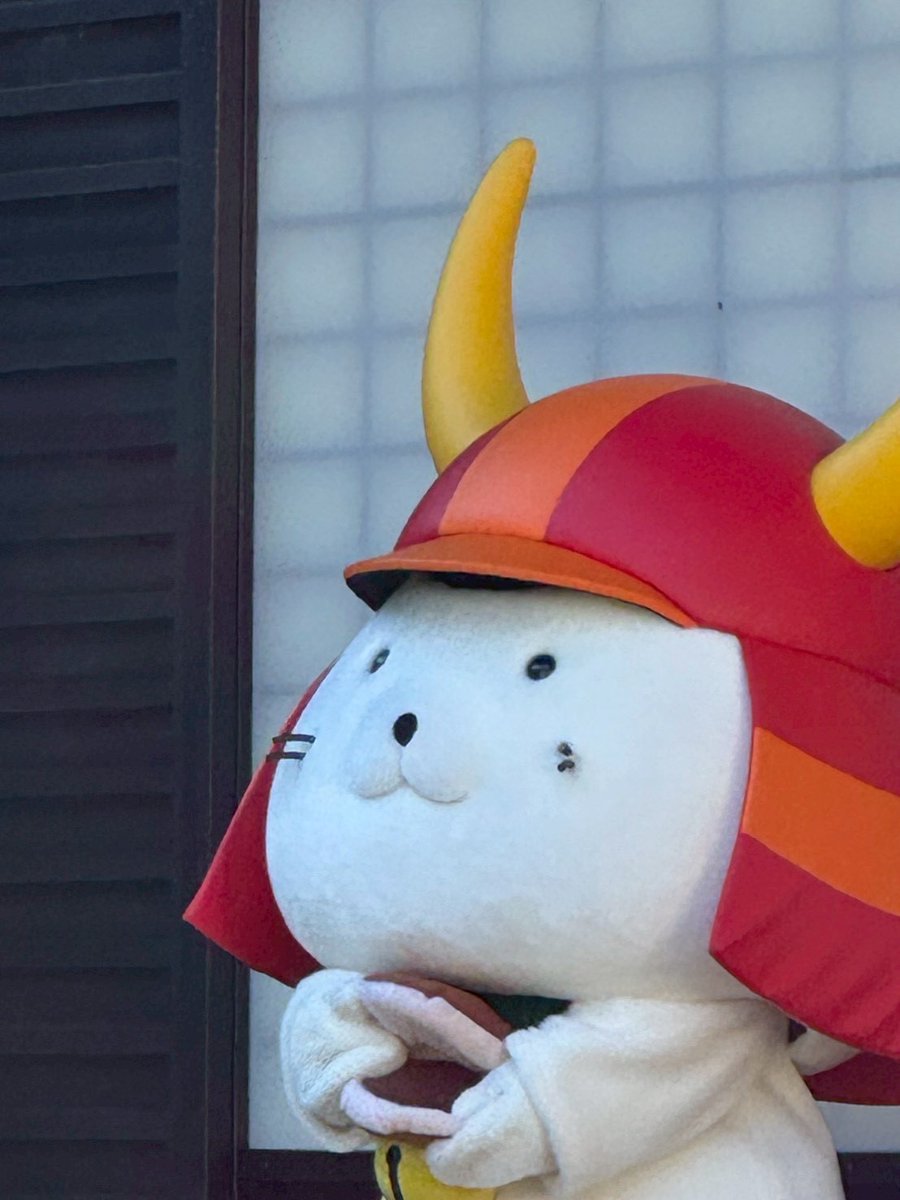 本日、#ひこにゃん 殿はおやつを持ってお散歩しておられたでござる