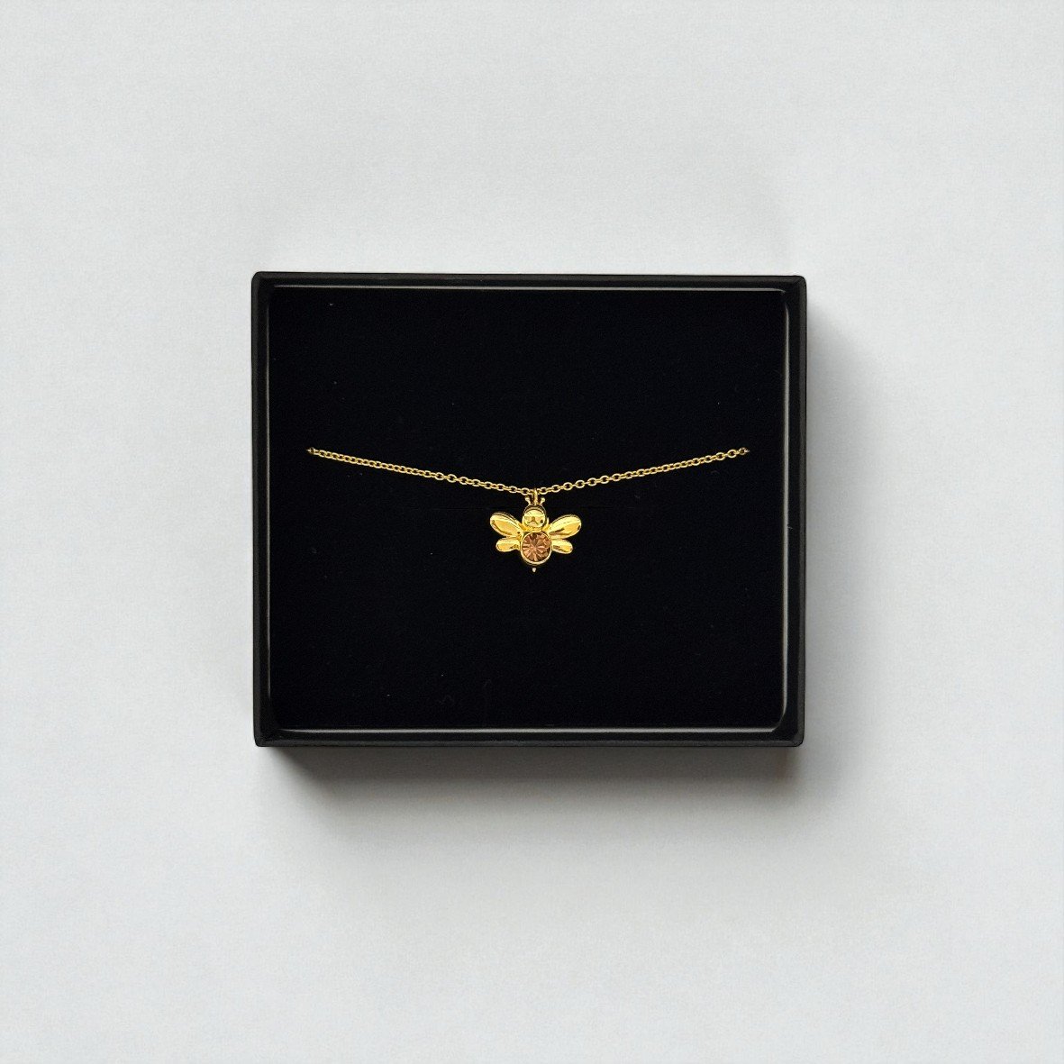 #ちょっとだけエスパー 
🐝ぶんぶん蜂ネックレス🐝

ご予約は本日【11月19日(水)23:59まで】
12月上旬ごろお届け予定です📦

今後も重要なアイテムに･･･？
気になる物語の行方とともにお楽しみください。

🔻#テレアサショップ ONLINE限定販売
ropping.tv-asahi.co.jp/shop/chottodak…

<a href="/chottodakeesper/">『ちょっとだけエスパー』火曜よる9時【テレビ朝日公式】</a>