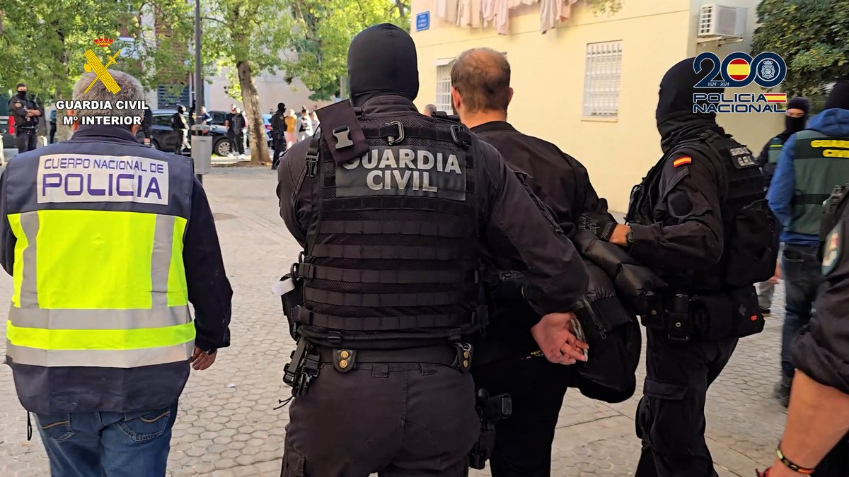 guardiacivil's tweet image. #OperacionesGC | Desarticulada en #Sevilla una de las bandas de aluniceros más activa del sur de #España.

▶️ Se le atribuyen más de 25 #robos en las provincias de #Sevilla, #Cádiz, #Huelva, #Córdoba y #Badajoz
▶️ 7 personas detenidas.

🔗web.guardiacivil.es/es/destacados/…