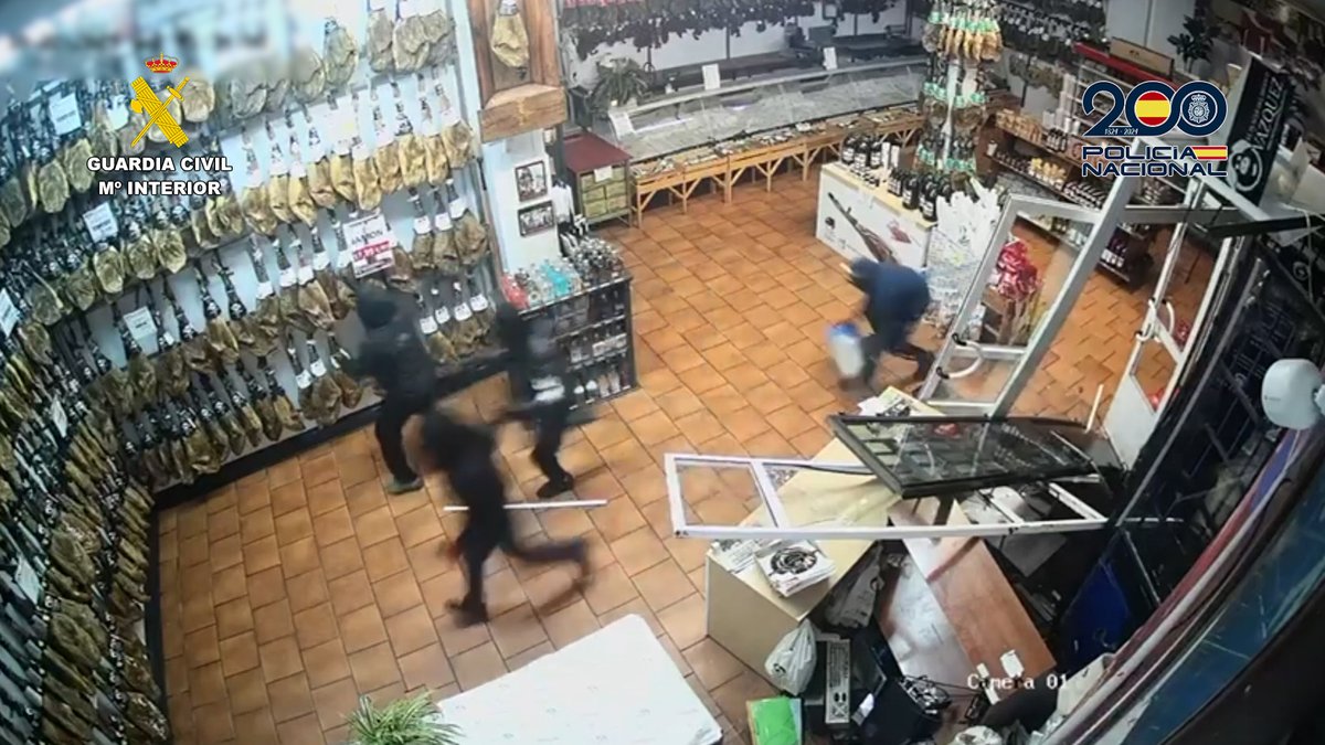 guardiacivil's tweet image. #OperacionesGC | Desarticulada en #Sevilla una de las bandas de aluniceros más activa del sur de #España.

▶️ Se le atribuyen más de 25 #robos en las provincias de #Sevilla, #Cádiz, #Huelva, #Córdoba y #Badajoz
▶️ 7 personas detenidas.

🔗web.guardiacivil.es/es/destacados/…