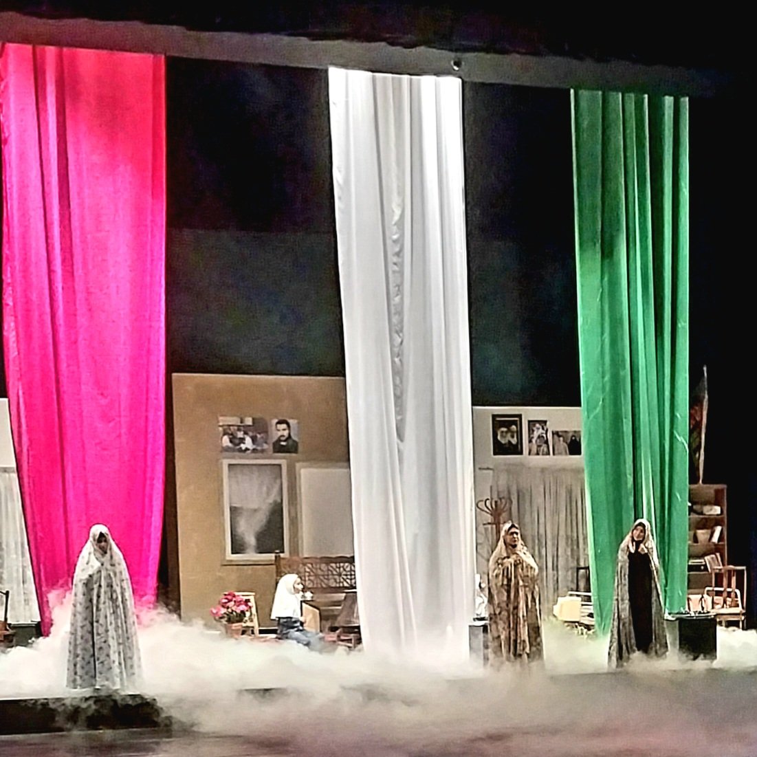 MsalehSoltani's tweet image. امروز تالار وحدت میزبان یک مراسمِ درجه‌یک و شیرین بود؛ آیین رونمایی از یادداشت‌های رهبر انقلاب بر سه کتابِ «خانوم‌ماه»، «تب ناتمام» و «همسفر آتش‌وبرف» که تایید و تعریف‌های رهبری نشان می‌دهد هر سه کتاب، خواندنی هستند و باید سراغشان رفت.