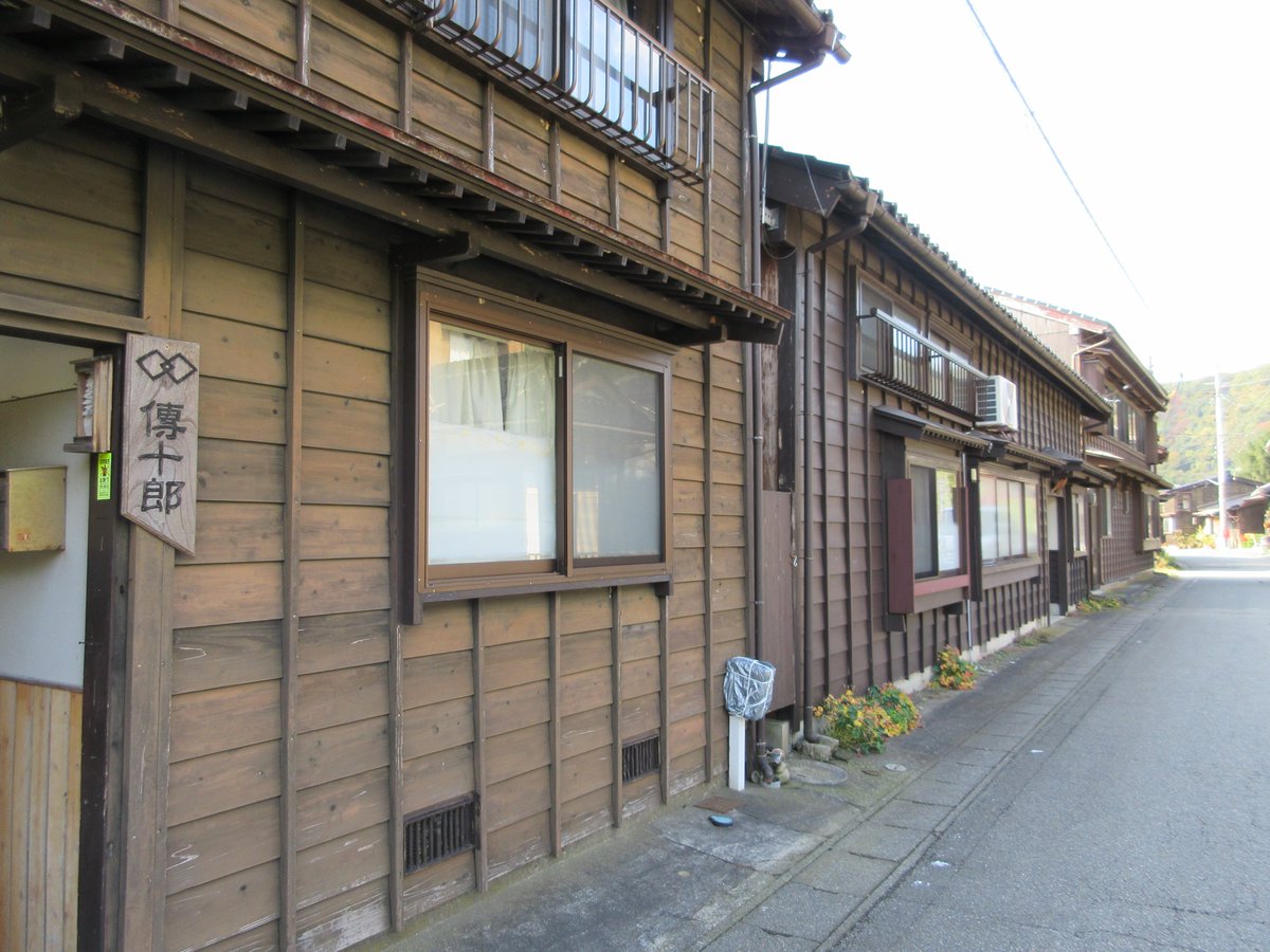 FT_Naokichi's tweet photo. 松ヶ崎の町並み（新潟県佐渡市）
長閑な雰囲気の松ヶ崎ですが、古くは越後から佐渡への上陸地点として栄え、日蓮聖人や世阿弥もここから上陸したと伝えられています。 https://t.co/xGdQCq5QIT