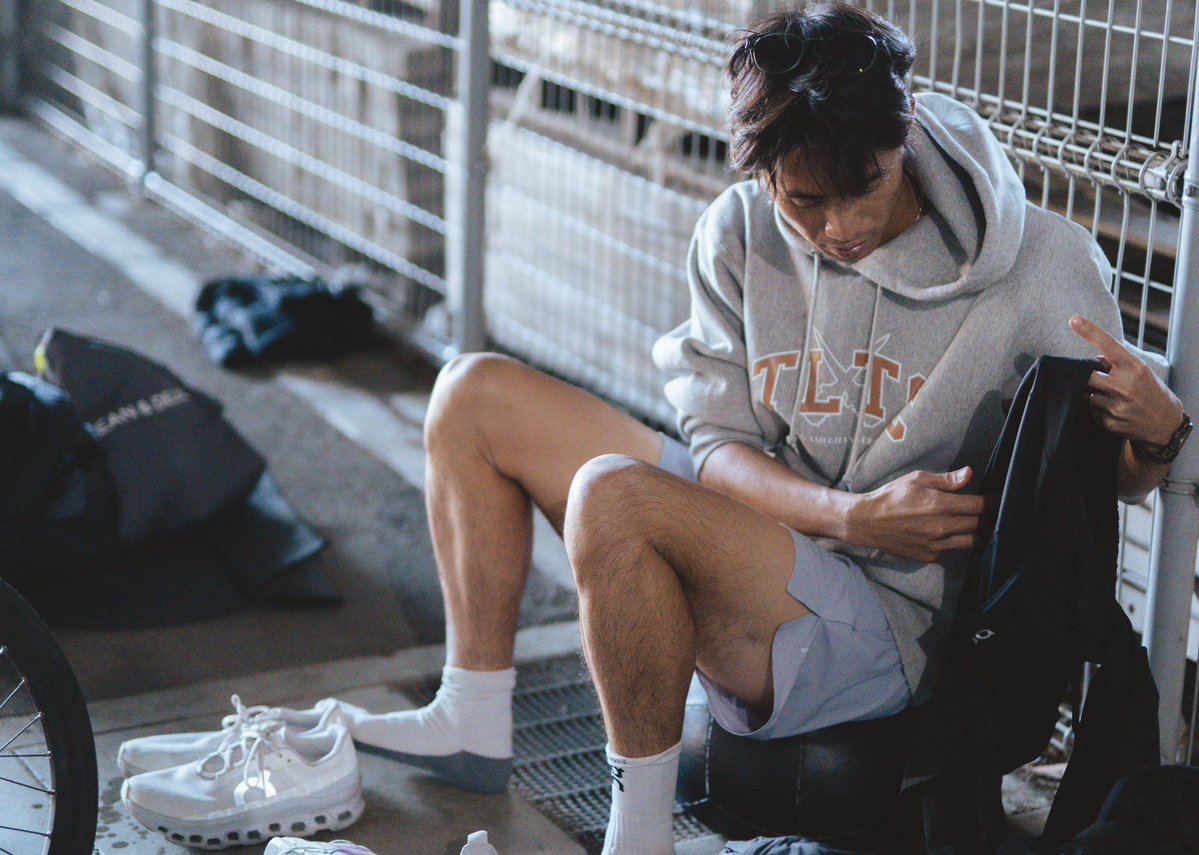 twolaps_tc's tweet image. 新作TWOLAPS GOODS⚔️🍂

いつでもどこでも着やすい
グレーもHoodie限定であります👍🏻
ライフスタイルとしてはもちろん
横田コーチのように練習中や
トレーニング前後にも着れちゃいます🏋🏻

完全受注販売🔥
購入期限：2025.11.27
発送予定：2025.12.20頃

🔻オンラインサイト
twolaps.base.shop