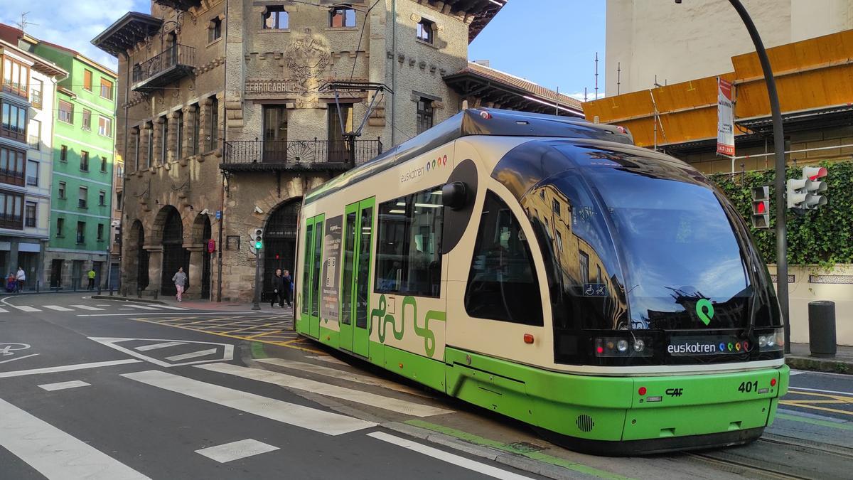 mlcluster's tweet image. 26 #tranvías de nuestro socio Euskotren contarán con un #suelopodotáctil para facilitar la #orientación de las personas con discapacidad visual, guiándolas hacia la zona de asientos reservados y ayudándolas a identificar obstáculos.

👇
ondavasca.com/euskotren-inst… Vía @ondavasca