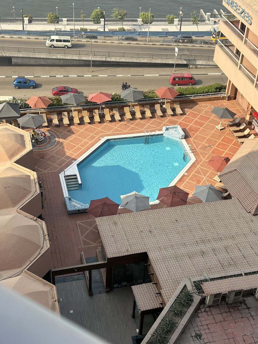 ArtoisLibra's tweet image. #dressedforsuccess Noch immer unter den Eindrücken des gestrigen Tages stehend, geht es ausgeschlafen relativ spät zum Frühstück. Bleibe leger - möchte nach dem Essen nur kurz die Shops im Hotel checken, nebenan was vom Kiosk holen und dann geht es an den Pool!
Happy Day!