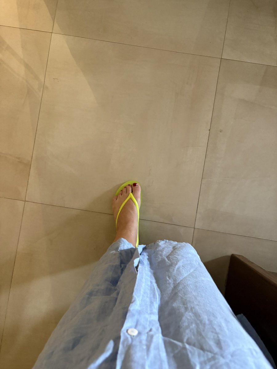 ArtoisLibra's tweet image. #dressedforsuccess Noch immer unter den Eindrücken des gestrigen Tages stehend, geht es ausgeschlafen relativ spät zum Frühstück. Bleibe leger - möchte nach dem Essen nur kurz die Shops im Hotel checken, nebenan was vom Kiosk holen und dann geht es an den Pool!
Happy Day!