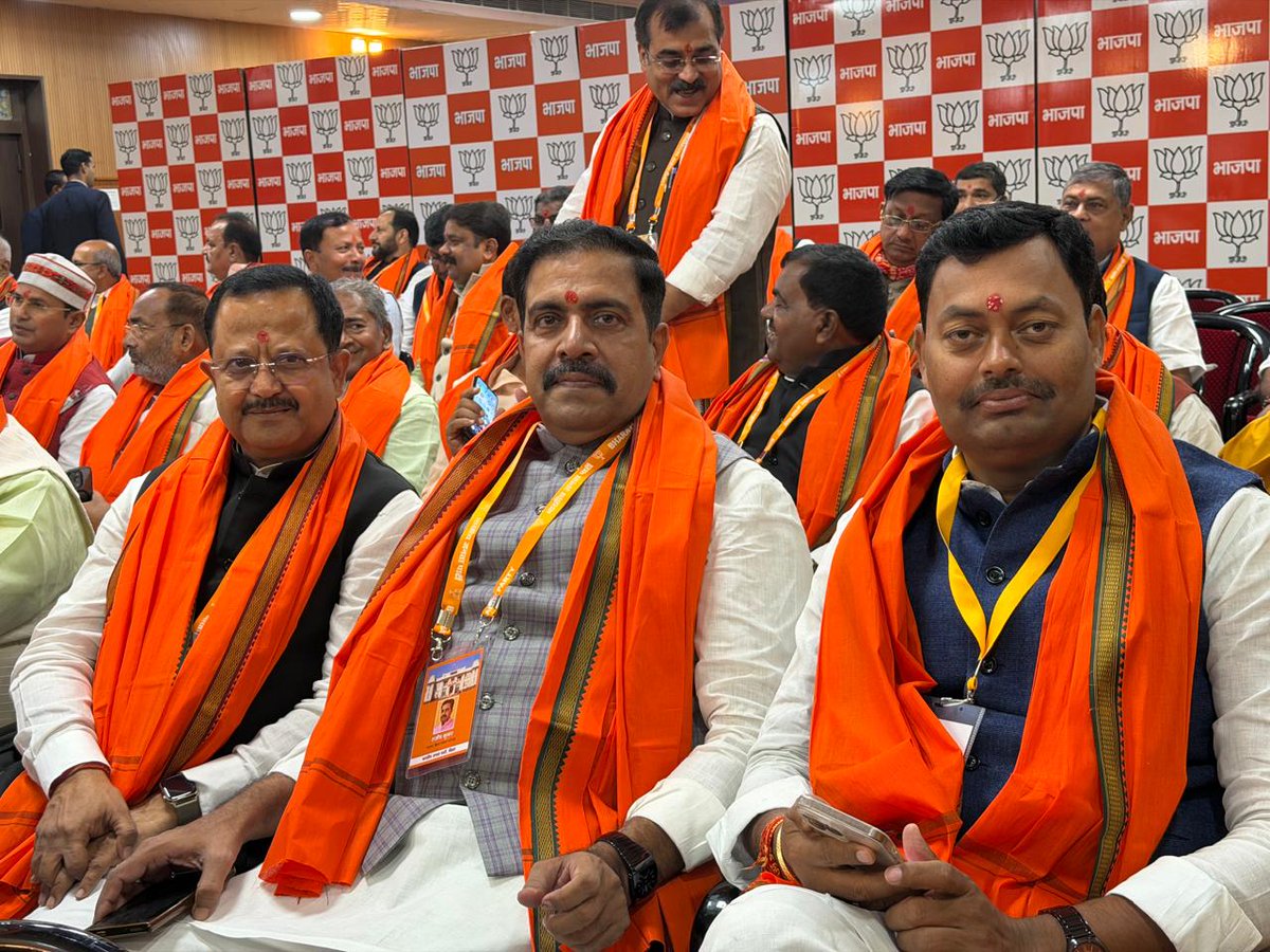 bjprajeevkumar's tweet photo. बिहार की जनता को हृदय से आभार — अब बनेगा विकसित बिहार 🌟

आज पटना स्थित भाजपा प्रदेश कार्यालय में आयोजित विधान मण्डल दल की महत्वपूर्ण बैठक में माननीय Samrat Choudhary जी को सर्वसम्मति से विधान मंडल दल का नेता तथा माननीय VIJAY KUMAR SINHA जी को उपनेता के रूप में चुना गया।

दोनों माननीय नेताओं को इस जिम्मेदारी के लिए हृदयपूर्वक बधाई एवं शुभकामनाएं।

इस अवसर पर केंद्रीय नेता, विधान परिषद के नेता सहित सभी नव-निर्वाचित विधायक एवं विधान परिषद सदस्य गण उपस्थित रहे। सभी ने एकस्वर में बिहार के समग्र विकास, सुशासन और नई ऊर्जा के साथ आगे बढ़ने के संकल्प को दोहराया।

अब संकल्प है — विकसित, प्रगतिशील और सशक्त बिहार का।