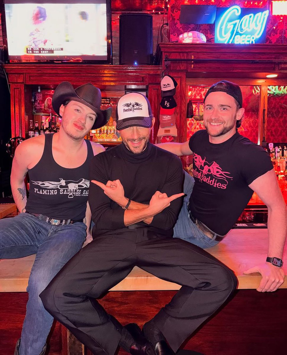 FilmUpdates's tweet image. Jonathan Bailey at a gay bar following the ‘WICKED: FOR GOOD’ premiere in New York.