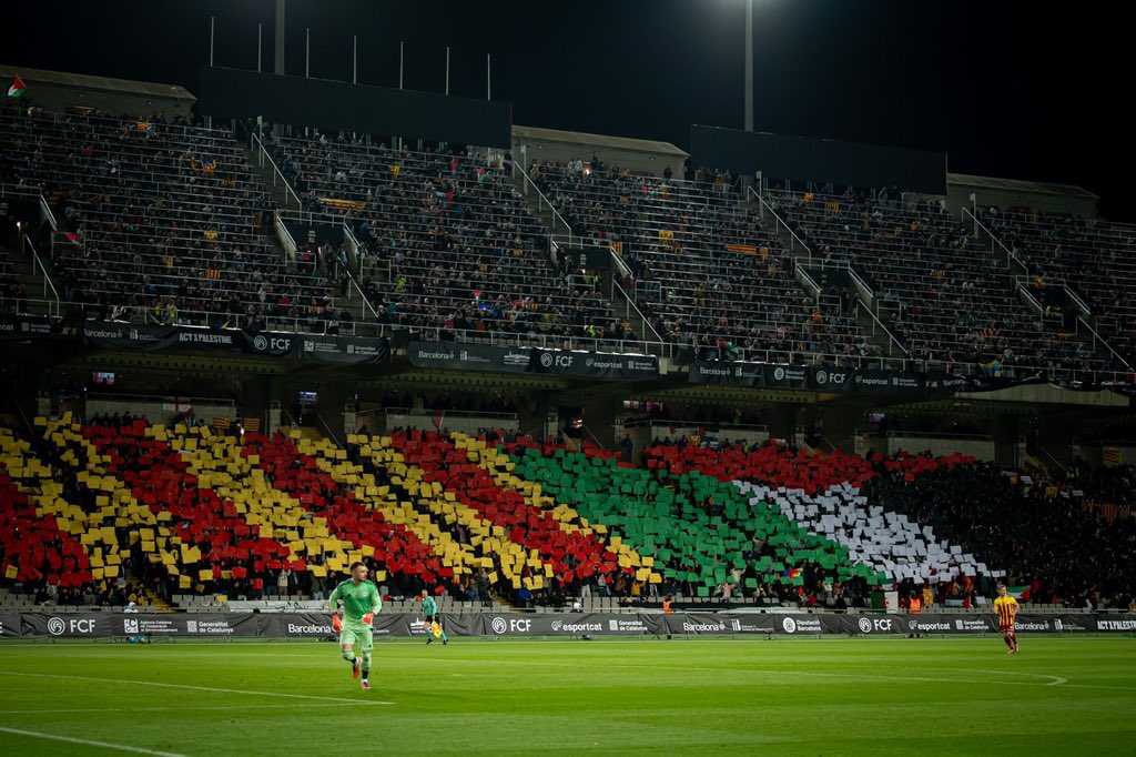 Ahir el país que m'estimo va tornar a existir breument.
De forma orgullosa, sense complexos, ni demanar perdó per existir.
Una mica d'esperança en gairebé una dècada d'humiliació que sembla que no acabarà mai.

El país, la gent i la nació som vius.

Visca Catalunya lliure!