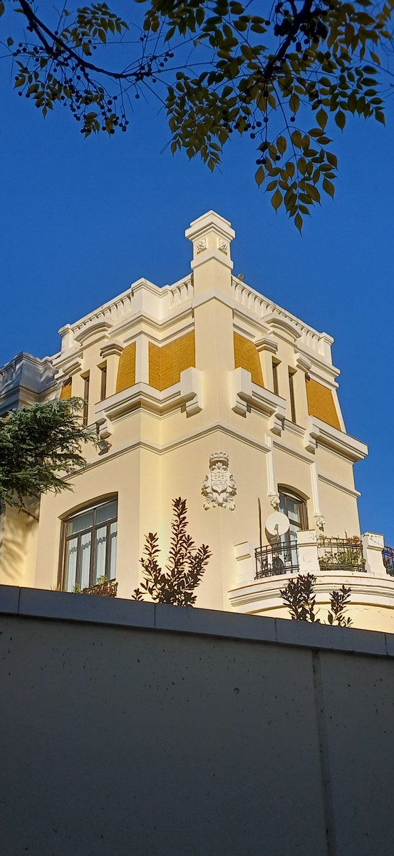 Joaquín Otamendi fue socio de Antonio Palacios durante parte de su carrera. Una de sus obras menos conocidas es este palacete de 1911-1913, entre la calle Pinar y la de María de Molina. Destaca su cubierta en falsa mansarda revestida de cerámica vidriada amarilla.