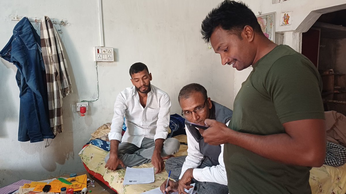 चल रहा #SIR का दौर है, 
छूटे न वोटर कोई, करना यह गौर है।

एक-एक वोट बचाएंगे,,
<a href="/yadavakhilesh/">Akhilesh Yadav</a> <a href="/samajwadiparty/">Samajwadi Party</a>