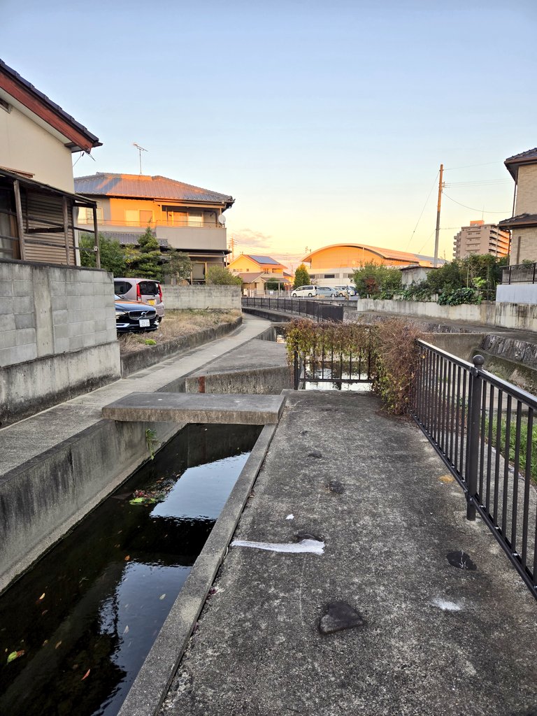 ONtJLe23k02260's tweet image. グーグル先生に徒歩ナビしてもらったら、途中アスレチックみたいな感じにw

日が落ちたあとなら、自分も落ちそう🐾

4枚目はおまけ🐕️

#GoogleMAP
#高松市