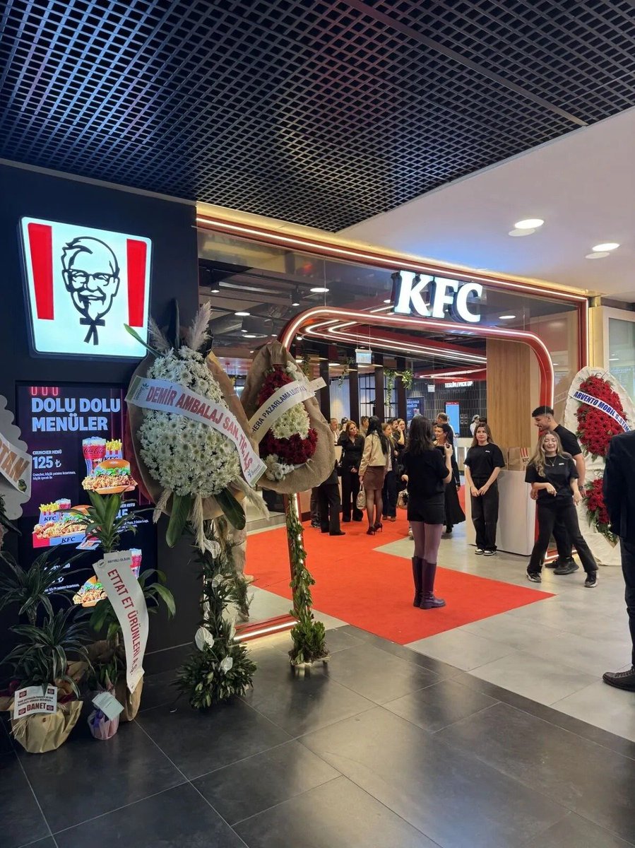 KFC, Türkiye'de 10 aylık aranın ardından ilk şubesini Fatih'te açtı.