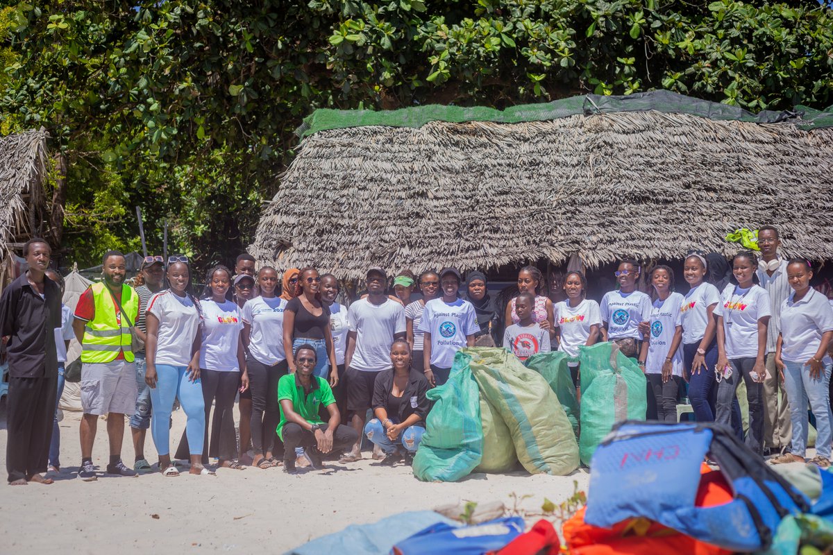 twendegreen's tweet photo. On Monday, we came together for a powerful purpose, keeping our beaches clean and protecting our ocean from plastic pollution. What a day it was! https://t.co/CVHdoh0qjd