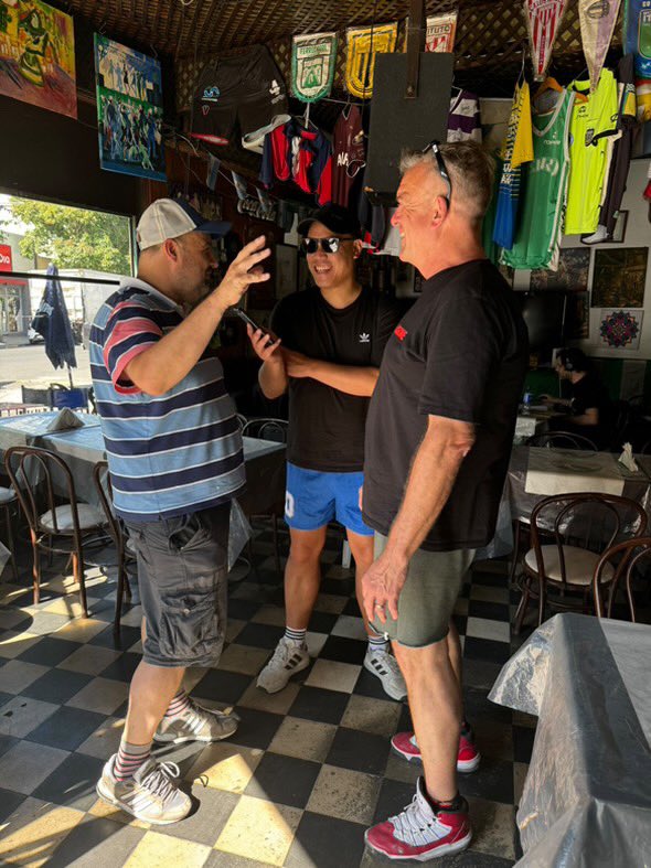 🎙️ Staantribune Podcast: Radio Argentina🇦🇷 

In de serie ‘Radio Argentina’ nemen we je mee naar Argentinië. We duiken in de rijke voetbalgeschiedenis van hoofdstad Buenos Aires, maar verkennen ook de voetbalcultuur in provinciesteden als Mendoza, Córdoba en Rosario. 

Tijdens hun