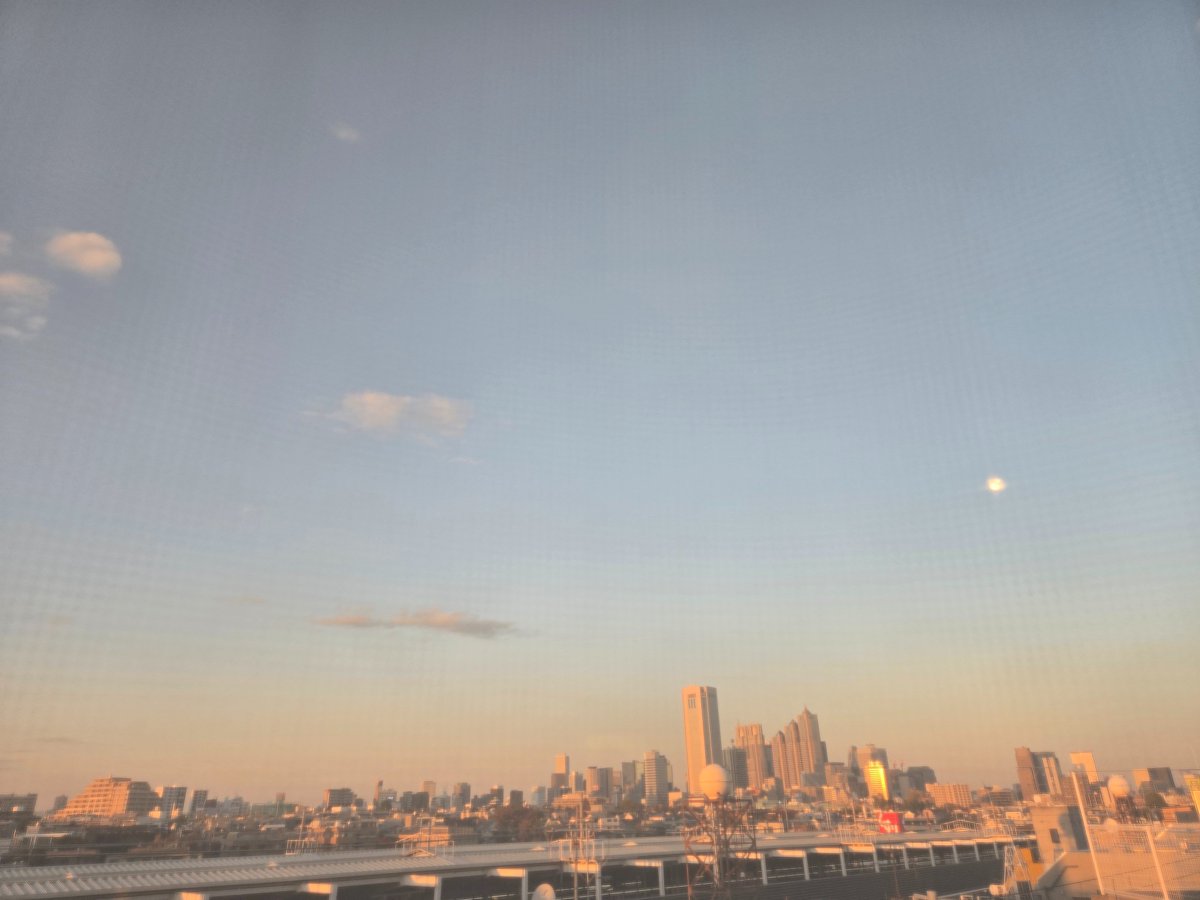 エントランスに
ひときわ輝く物体あり

｢こんなかっこいい車
どんな人が乗るんだろう
センスの塊すごー🙌｣と話してたら
高橋さんの車でした。笑

高橋大輔さんの撮影でした。

#高橋大輔 #フィギュアスケート