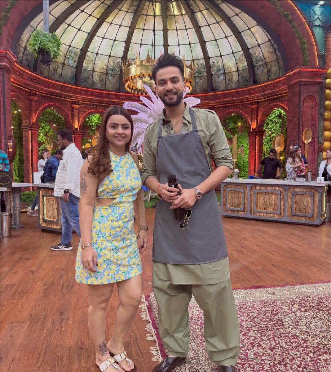 kb__2000's tweet image. Elvish bhai with fan girl at laughter chef set 

#ElvishYadav #ElvishArmy #LaughterChefs