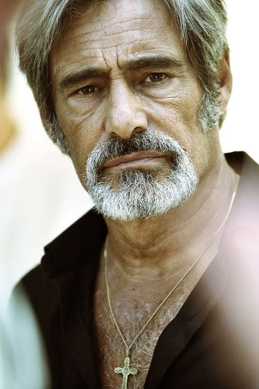 Anna_C_moi's tweet image. Gérard Lanvin : « On a dépassé la haute trahison depuis longtemps.
Ce gouvernement, c&apos;est une dérive.
Ce n&apos;est plus de la politique, c&apos;est du pillage organisé. Juste des mains dans le sac.
Les valeurs ? Évaporées.
On appelle ça gouverner ?
Moi j&apos;appelle ça trahir. »