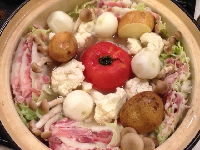 ringomascle's tweet photo. 白菜と豚肉のミルフィーユ、しめじ、トマト、
じゃがいも、小玉ねぎ、カリフラワーの
ポトフ風ごろごろ鍋　

肌寒い日にはいいかも

〆は何がいいかな？

#グルメ #ランチ #おうちごはん #夜ごはん #鍋 #料理好きな人と繋がりたい #医食同源 #健康管理 #ミルフィーユ #白菜 #創作料理 #豚肉 #ポトフ https://t.co/IzbQBcGXGb