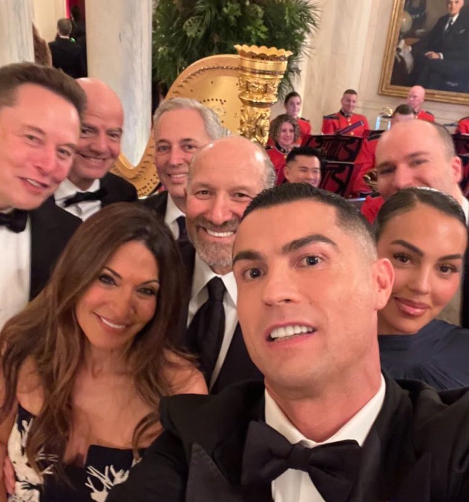 Kulturlesite_'s tweet image. Cristiano Ronaldo et Georgina aux côtés d’Elon Musk et du président de la FIFA après leur visite à la Maison Blanche 💫
