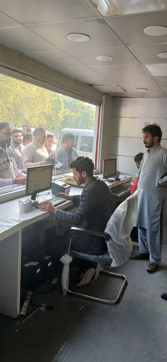 dcislamabad's tweet photo. گزشتہ چوبیس گھنٹوں کے دوران شہر بھر میں 2244 گاڑیوں کو ایم ٹیگ لگائے گئے، شہریوں کی آسانی کے لیے اب سہولت کا دائرہ کار 10 پوائنٹس پر بڑھا دیا گیا ہے، کسی بھی رش سے بچنے کے لیے شہریوں سے شام 6 بجے کے بعد وزٹ کرنے کی تجویز https://t.co/GqnOkPCIWq