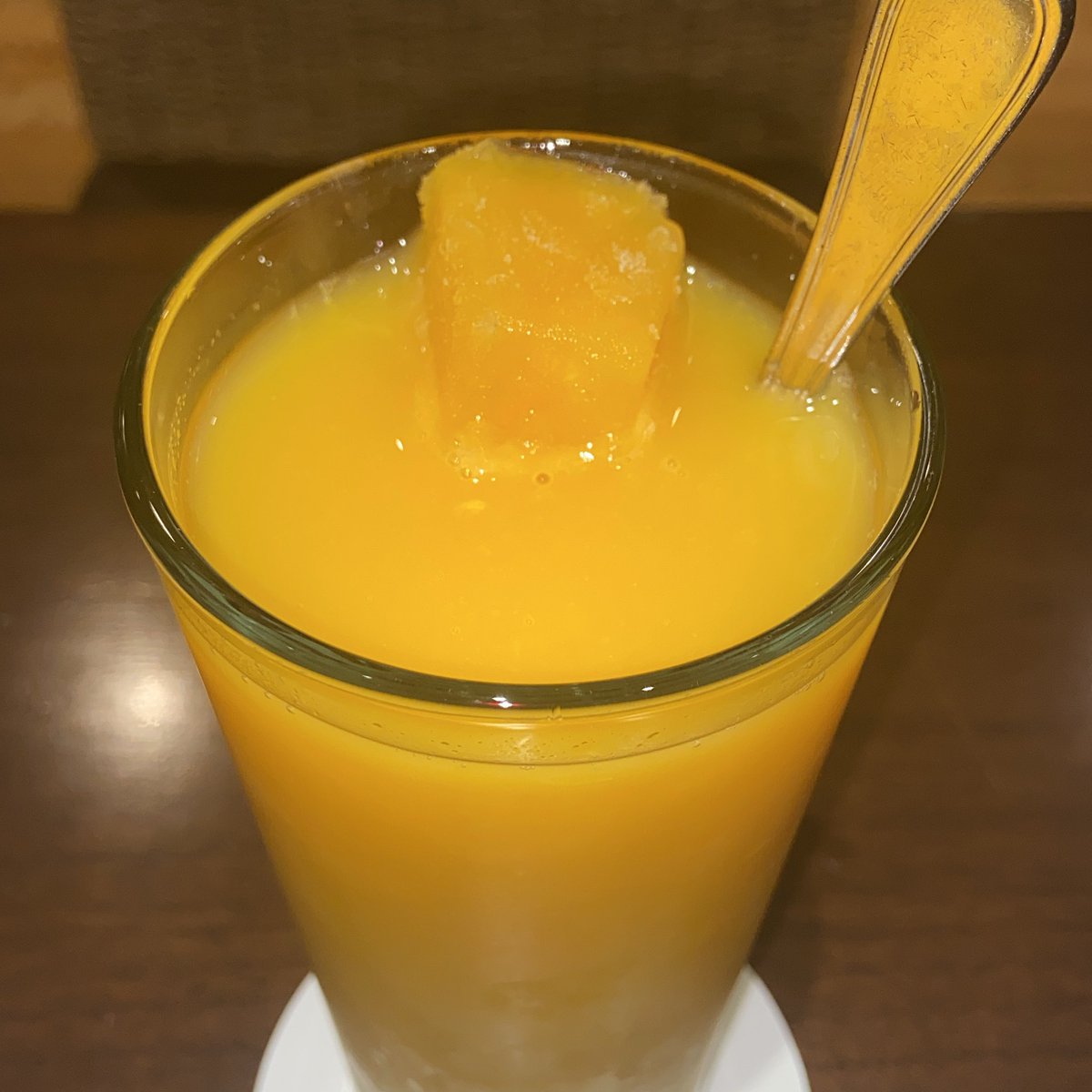 BackroomsLevel2's tweet image. カフェのマンゴージュース、中にはマンゴーが入ってるよ！