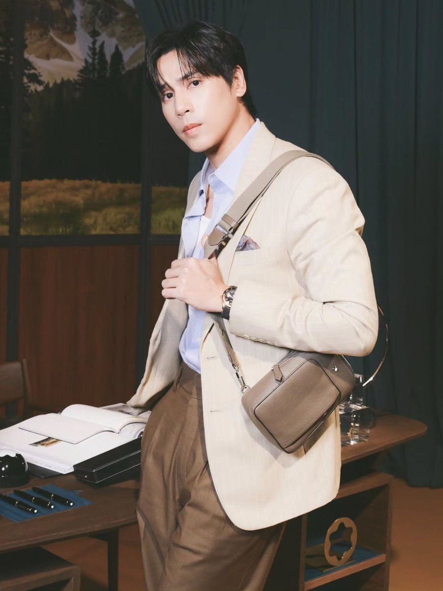 jejspp's tweet image. Keeping it clean and classic with a subtle twist. Love how these neutral tones come together, it&apos;s comfort meets class. Ready for whatever the day holds.