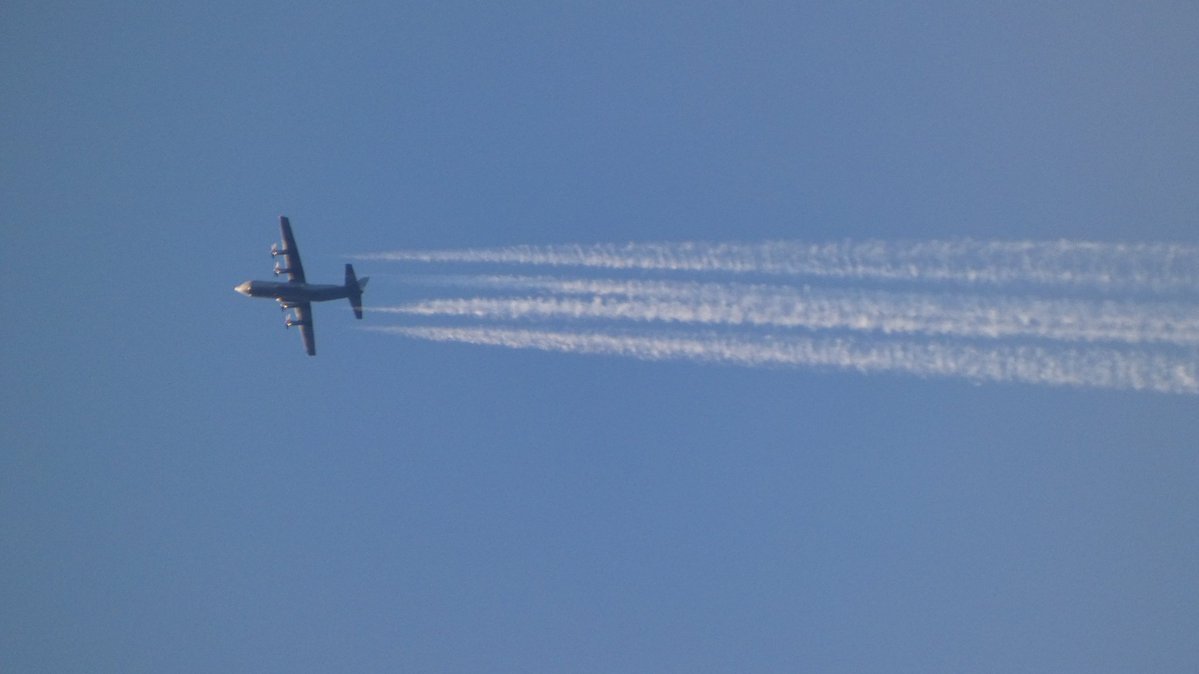 SixNewton's tweet image. Must be #cold #Contrails from a #Hercules #rcaf