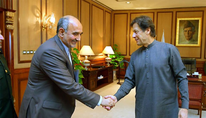 یہ ہیں وہ تصویریں جنکو ایڈٹ کر کے اس مولوی نے ایک جعلی تصویر بنائی ۔۔۔۔۔۔

ایک تو یہ پڑھے لکھے نہیں اور علم حاصل کرنے کی کوشش بھی نہیں کرتے ۔۔۔