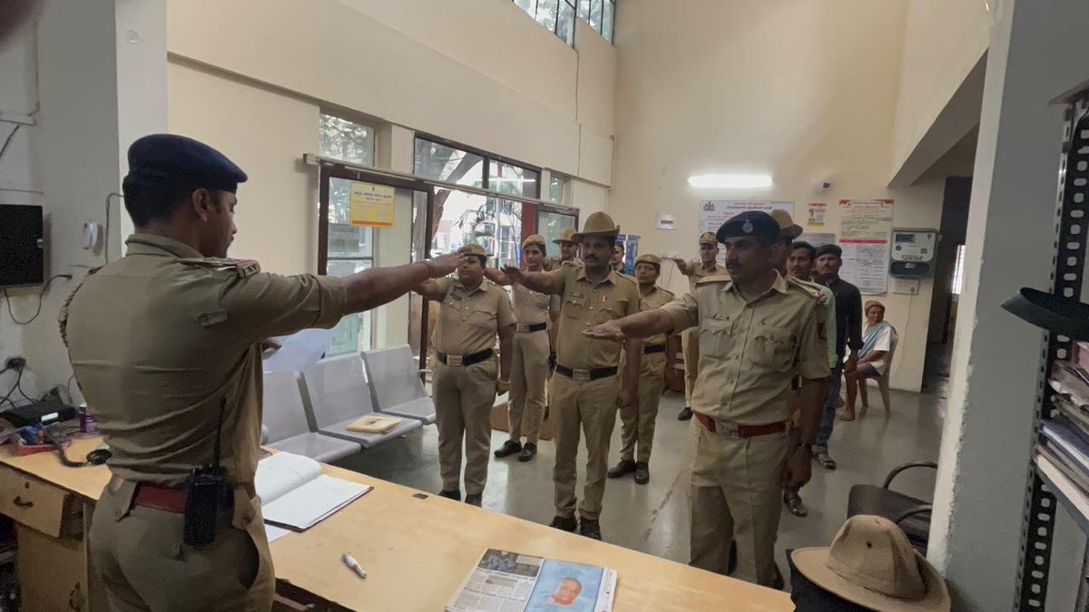 vijayanagaraps's tweet image. ನಮಸ್ತೆ ಸರ್
ಈ ದಿನ ‘ರಾಷ್ಟ್ರೀಯ ಐಕ್ಯತಾ ಸಪ್ತಾಹ’ದ ಅಂಗವಾಗಿ ರಾಷ್ಟ್ರದ ಸ್ವಾತಂತ್ರ್ಯ ಹಾಗೂ ಐಕ್ಯತೆಯನ್ನು ಬಲಪಡಿಸಲು, ದೇಶದಲ್ಲಿ ಹಿಂಸಾಚಾರ ಮತ್ತು ಕೋಮು ದ್ವೇಷವನ್ನು ತಡೆಗಟ್ಟುವ ದಿಸೆಯಲ್ಲಿ ವಿಜಯನಗರ ಪೊಲೀಸ್ ಠಾಣೆಯಲ್ಲಿ ಠಾಣಾ ಅಧಿಕಾರಿ ಮತ್ತು ಸಿಬ್ಬಂದಿಗಳಿಗೆ ಪ್ರತಿಜ್ಞಾ ವಿಧಿ ಬೋಧಿಸಲಾಯಿತು.