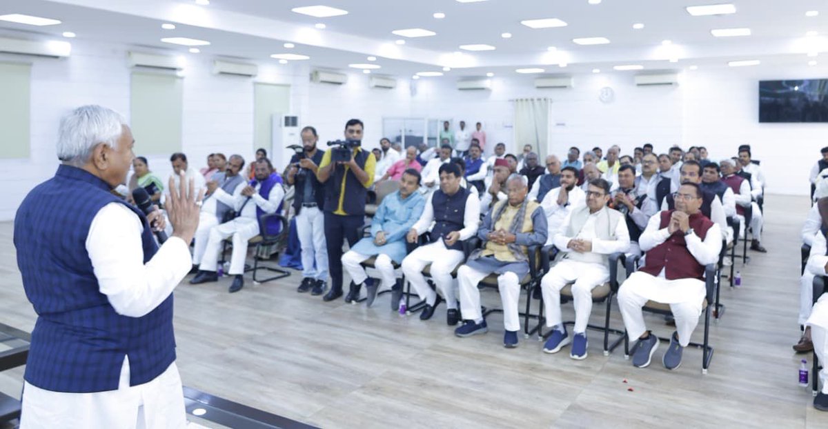 NitishKumar's tweet image. आज 1 अणे मार्ग स्थित ‘लोक संवाद’ में जदयू विधानमंडल दल की बैठक में शामिल हुआ। 

(1/3)