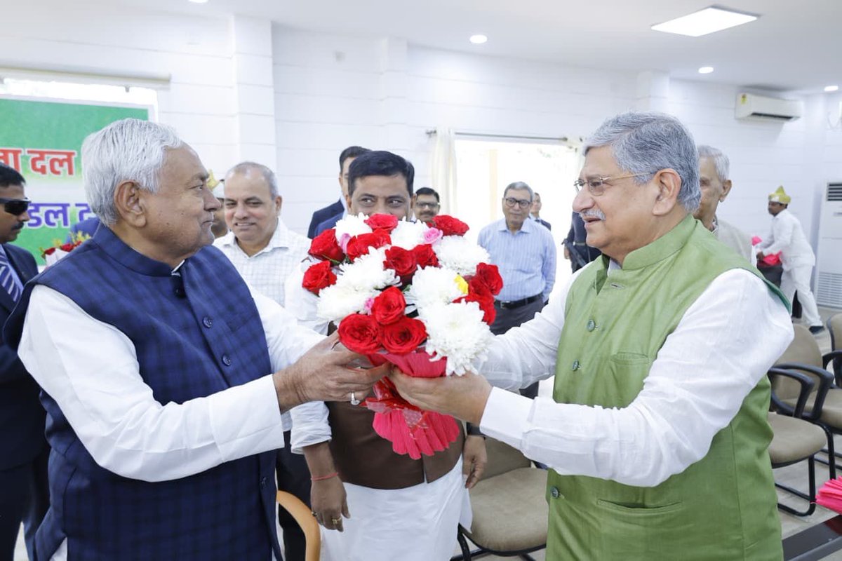 NitishKumar's tweet image. आज 1 अणे मार्ग स्थित ‘लोक संवाद’ में जदयू विधानमंडल दल की बैठक में शामिल हुआ। 

(1/3)