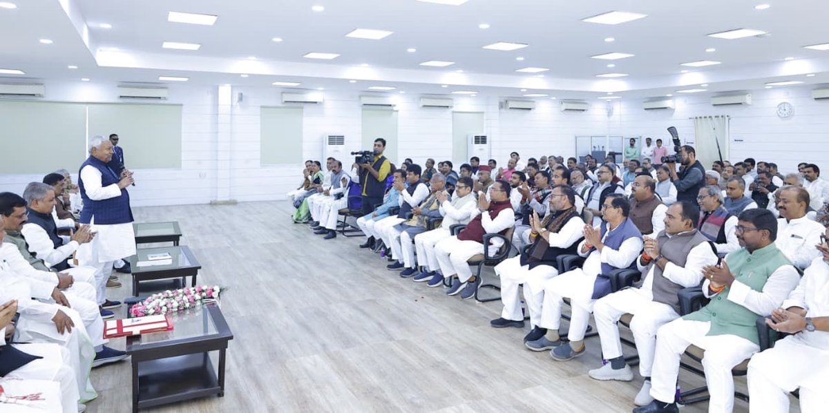 NitishKumar's tweet image. आज 1 अणे मार्ग स्थित ‘लोक संवाद’ में जदयू विधानमंडल दल की बैठक में शामिल हुआ। 

(1/3)