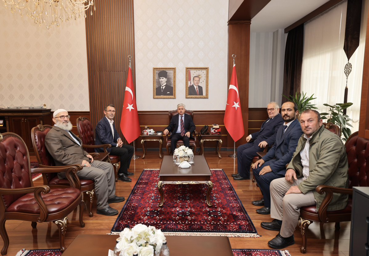 Valimiz Sayın Rahmi Doğan, AK Parti Hendek İlçe Başkanı Adem Öz, İlçe Yönetim Kurulu Üyesi Nuri Bayraktar, Hendek Çamlıca Mahalle Muhtarı Mevlüt Örnek, Hendek Kargalıhanbaba Mahalle Muhtarı Yalçın Çafoğlu ve Ali Kumru’yu makamında kabul etti.