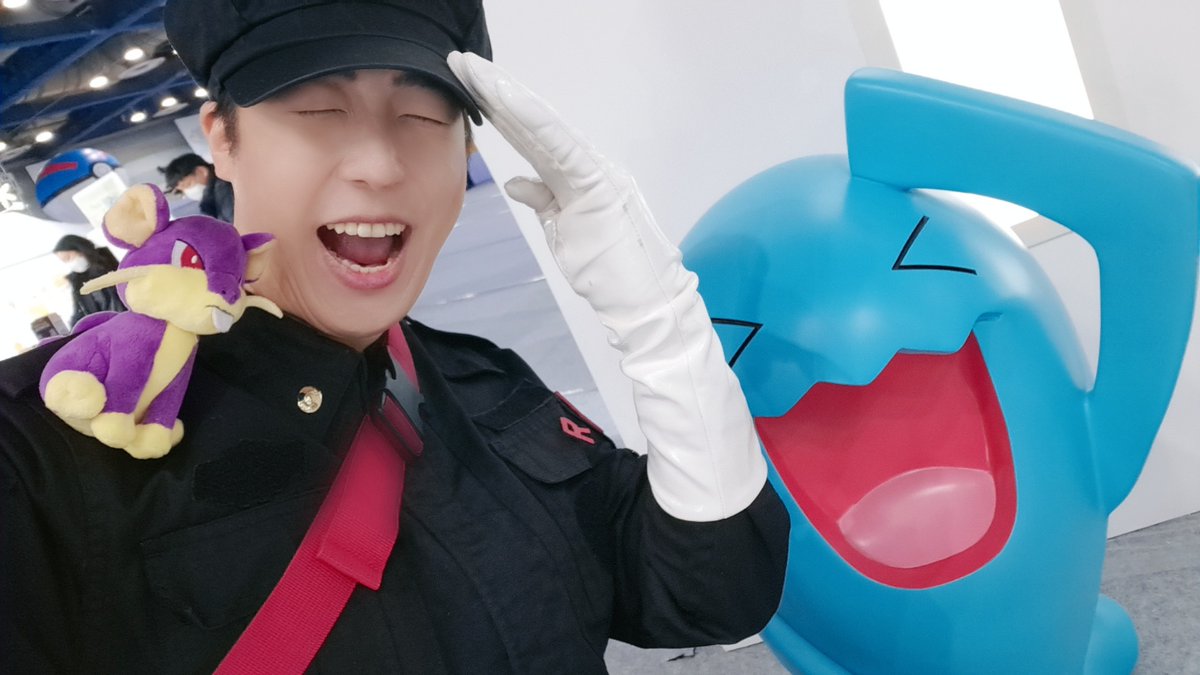 아차차 하마터면 로켓단에서 연구하던 '사람을 포켓몬으로 만드는 수술'을 할뻔 했잖아