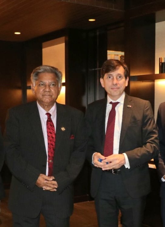 SereCharlet's tweet image. Pleasure to meet Shipping Adviser Brig Gen (Retd.) M. Sakhawat Hussain. Discussed enhancing shipping ties, defending freedom of navigation in the #IndoPacific &amp;amp; upholding #UNCLOS. 🇫🇷🤝🇧🇩