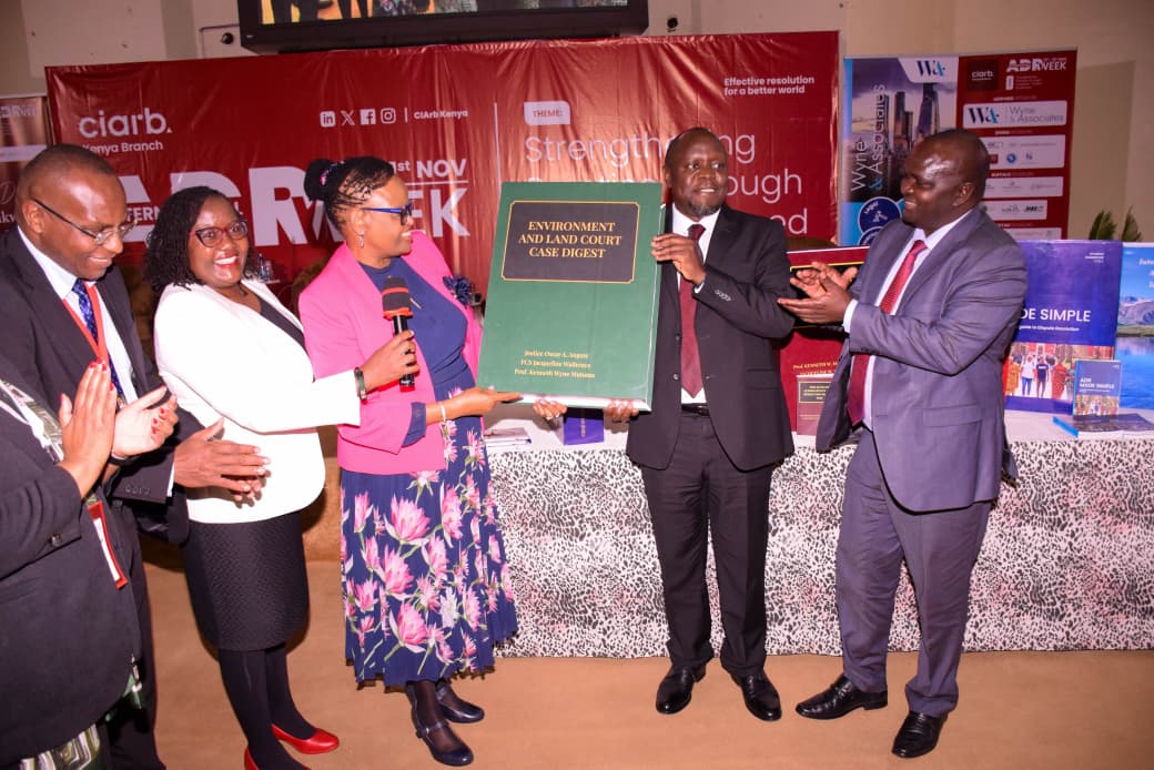 𝐁𝐨𝐨𝐤 𝐋𝐚𝐮𝐧𝐜𝐡 𝐇𝐢𝐠𝐡𝐥𝐢𝐠𝐡𝐭𝐬 𝐚𝐭 𝐭𝐡𝐞 𝐈𝐧𝐭𝐞𝐫𝐧𝐚𝐭𝐢𝐨𝐧𝐚𝐥 𝐀𝐫𝐛𝐢𝐭𝐫𝐚𝐭𝐢𝐨𝐧 𝐂𝐨𝐧𝐟𝐞𝐫𝐞𝐧𝐜𝐞 – 𝐀𝐃𝐑 𝐖𝐞𝐞𝐤, 𝐊𝐞𝐧𝐲𝐚 𝐒𝐜𝐡𝐨𝐨𝐥 𝐨𝐟 𝐆𝐨𝐯𝐞𝐫𝐧𝐦𝐞𝐧𝐭 

Today, the Chief Justice officially launched a remarkable collection of