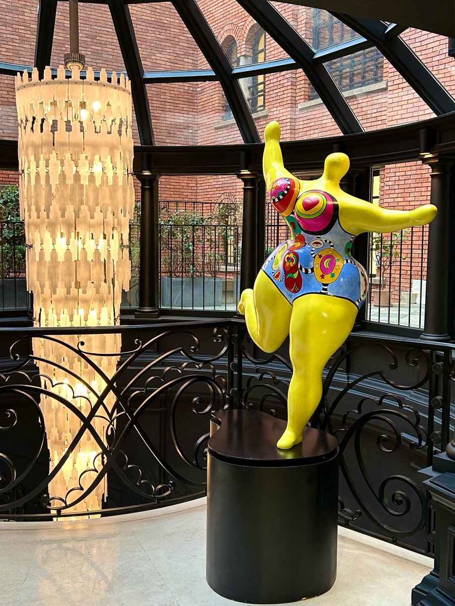 OperaGallery's tweet image. Niki de Saint Phalle’s whimsical Nana is currently brightening our Paris gallery with her bold colours, joyful curves and irresistible energy. Full of movement and confidence, she brings a sense of play and celebration to the space.

Artwork: Niki de Saint Phalle, Dawn Jaune,…